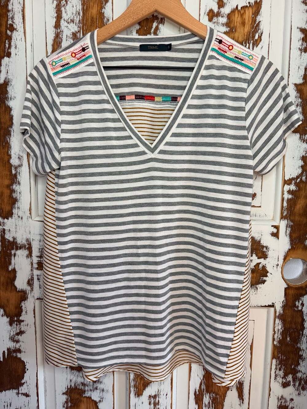THML Women’s V-Neck Short Sleeve Top Size S Striped Gray White Accents